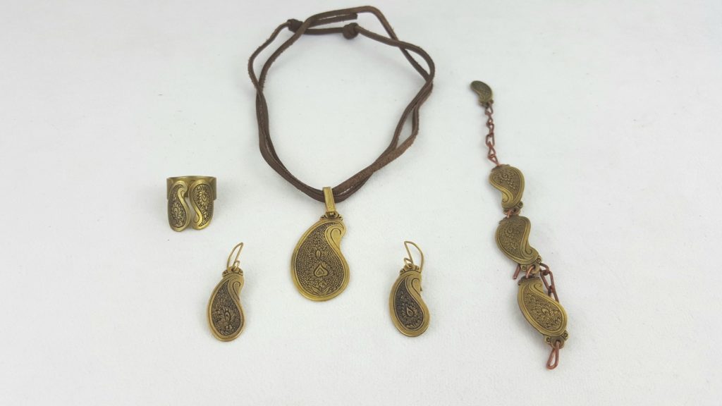 HANDMADE PAISLEY SET