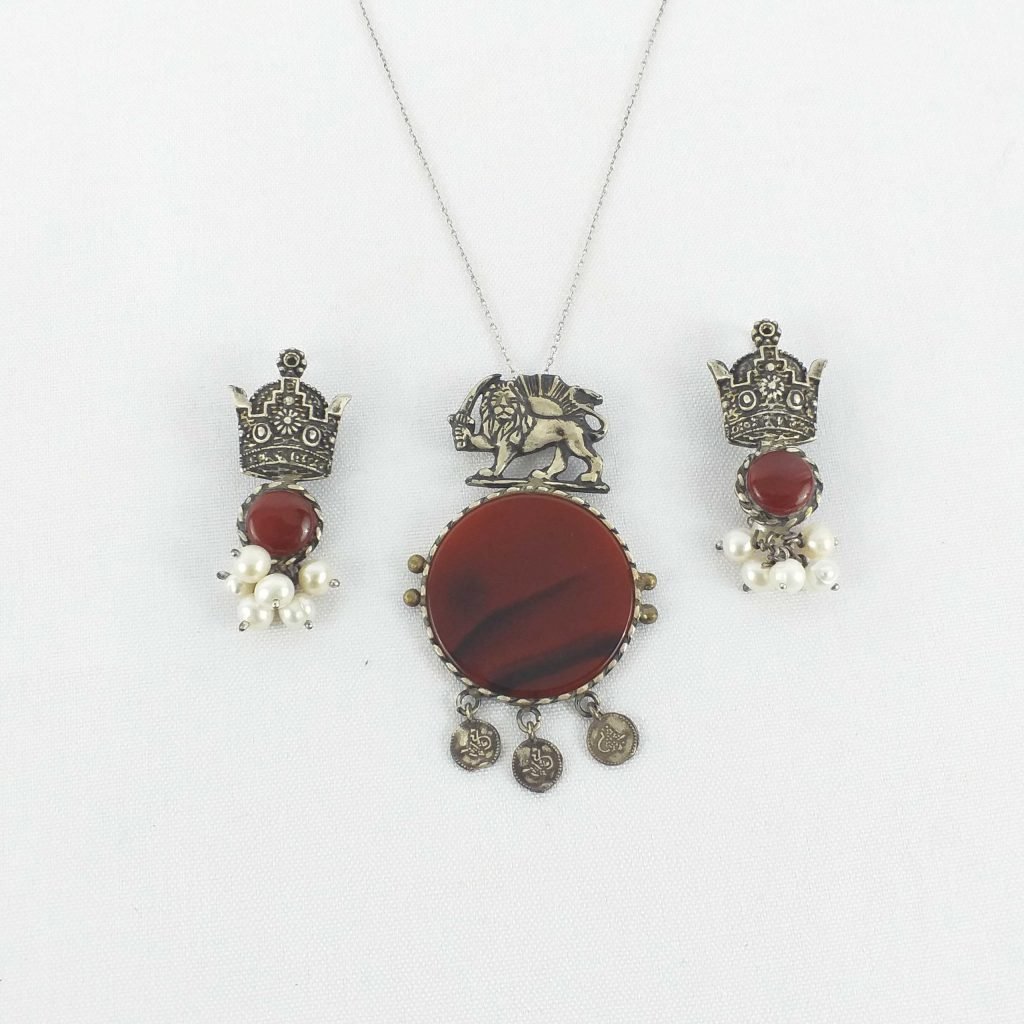 Agate Lion and Sun Necklace Details