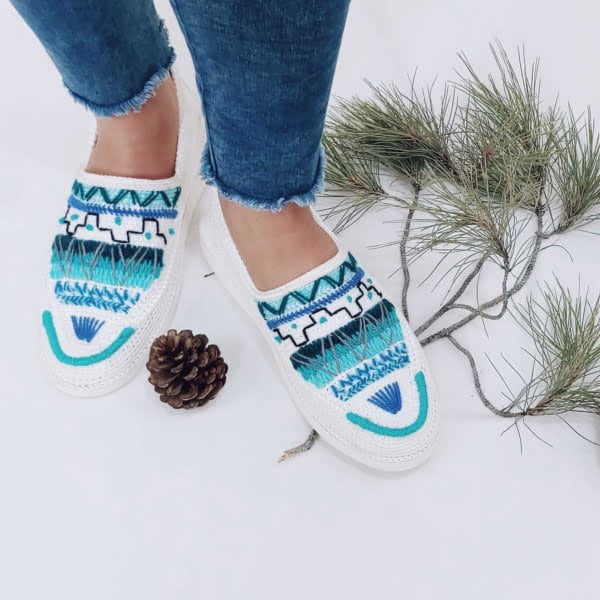 Giveh shoes with blue yarn strap