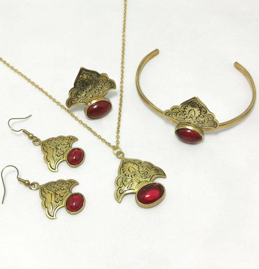 Crown Head Jewellery Set Material: Brass