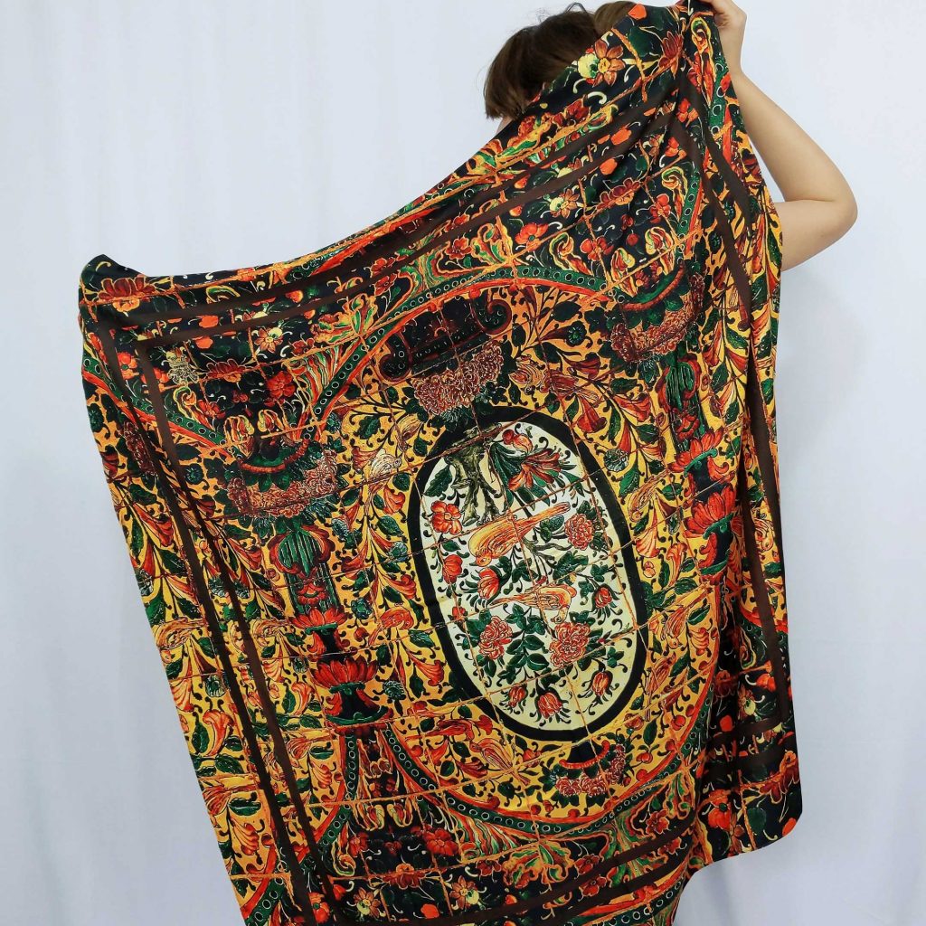 Scarf with flower and chicken design