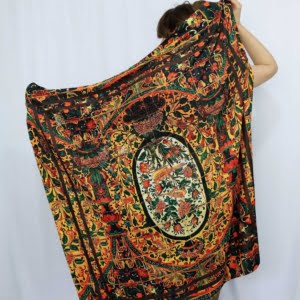 Scarf with flower and chicken design
