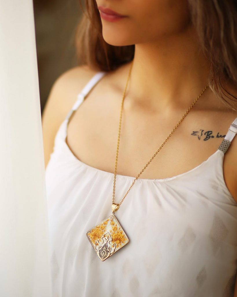 Ordibehesht Shell Necklace with model