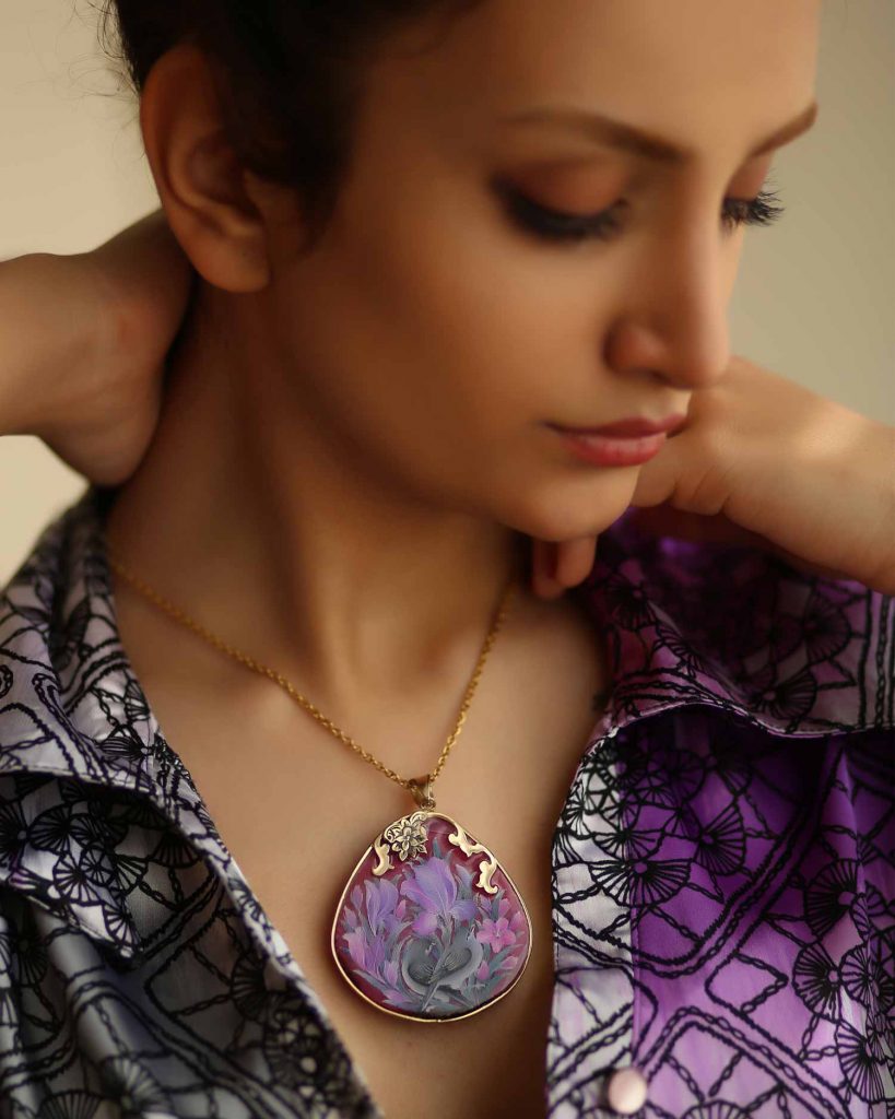 Kazhal Agate Necklace with model