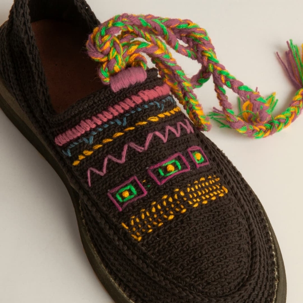 Needlework Artistry Giveh – Black
