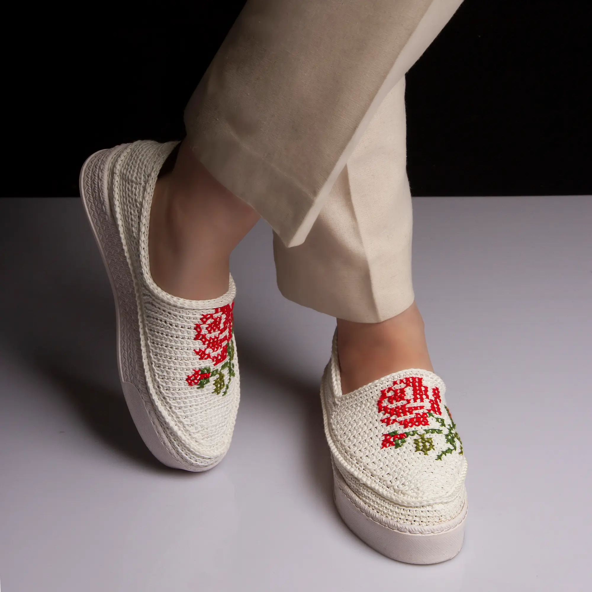 Handmade White Giveh with Rose Design