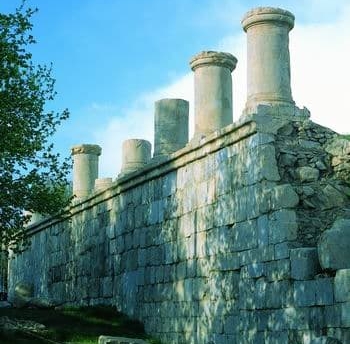 Temple of Anahita in Kangavar, Persian, showcasing ancient Sassanid architecture.